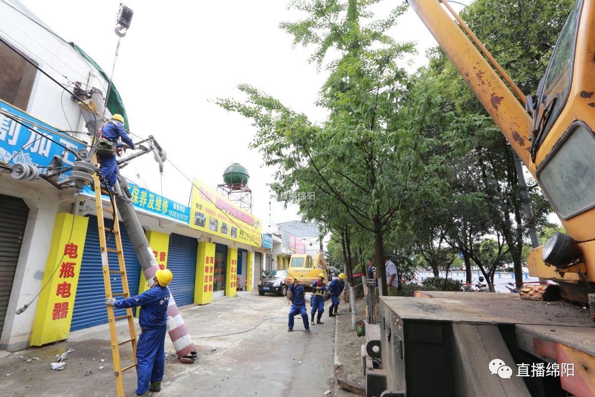 挖掘机误挖电缆致断电，电力人员彻夜抢修恢复民生供电